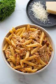 Add the chicken, reserved chorizo and frozen peas and cook for a further 4 minutes. Creamy Chicken And Chorizo Pasta So Easy Hint Of Healthy