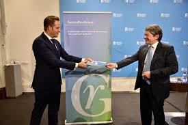 Geef ouderen en kwetsbaren als eersten een vaccin. Gezondheidsraad On Twitter Advies Strategieen Voor Covid 19 Vaccinatie Overhandigd Aan Minister Hugo De Jonge Minvws Https T Co 6tpyvcuvpr