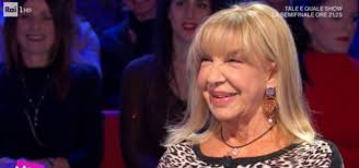 Pinne ai piedi, gambe ad angolo. Wilma Goich E Susanna Vianello Ex Moglie E Figlia Di Edoardo Mai Aiutate Da Lui