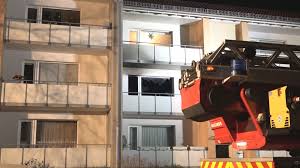 Sind sie auf der suche nach einer modernisierten. Nonstopnews Mehrere Anrufer Meldeten Starke Rauchentwicklung Aus Mehrfamilienhaus Vier Personen Verletzt Darunter Ein Feuerwehrmann