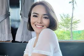 Hal 2 : Amanda Manopo Ketahuan Peluk Mesra Pria Gondrong, Ternyata