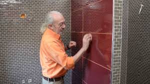 Le carrelage n'est pas inévitable dans une salle de bains, pensez au sol vinyle : Pose De Carrelage En Verre Dans Une Salle De Bains Tuto Brico De Robert Pour Poser De La Mosaique Youtube