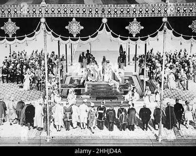Royal Visit of King George V and Queen Mary to India. Punjab Princes paying homage to the King and Queen during the Delhi Durbar 1912 Stock Photo - Alamy