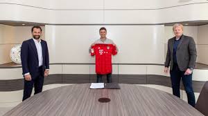 Christof stache/afpbek bayern muenchen, jerome boateng, memberikan aplaus kepada para suporter seusai partai liga champions kontra psv eindhoven, di. Coronavirus Lockdown Bayern Munich Announce Muller Contract While Maintaining Social Distancing