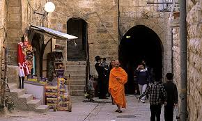 Die altstadt von jerusalem ist von einer gewaltigen beeindruckenden mauer umzogen, die in ihrer höhe und stärke ihresgleichen sucht. Israel Jerusalem Die Altstadt 4 Bild 51199 Erde In Bildern