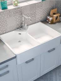 Avec Son Style Traditionnel Cet Evier En Ceramique Blanche A Poser Ne Manque Pas De Charme Facile A Mettre En Place Il Est Meuble Evier Evier Evier De Ferme