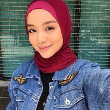 Jaket jeans kombinasi kekinian ini di rancang oleh designer muslim ternama di indonesia sehingga designnya sangat islami dan sangat cocok untuk muslimah. Inilah Buku Panduan Gaya Tudung Anda 4 Idea Tudung Moden Untuk Menyerlahkan Penampilan Anda