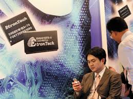 #李蜀芳：持續量價背離，維持持股比例、不用融資 #晶宏 #友達 #群創 #晶豪科 #雍智科 #亞德客 #上銀 #大銀微 #直得 #強茂 #aes #abf載板 #pcb 台股今天持續往上，非常接近歷史高點17709，我們提過這一次右肩突破唯一的缺點就是持續的價量背離，kd指標也背離，形成雙背離，但是從技術形態學，他就是. ï½‰ ï½ƒè¨­è¨ˆå» å•†åŠ›ç© éˆºå‰µ æ™¶è±ªç§'æ—ºåˆ°æ˜Žå¹´åº• ä»Šå'¨åˆŠ