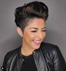 Dai capelli corti con ciuffo laterlare sia liscio che riccio al pixie cut . Tagli Di Capelli Corti 9 Idee Per L Estate Trucchi Tv