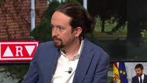 Esa que se acaba de cortar, para ir a forrase a la sombra del millonario roures y facturando conferencias. Pablo Iglesias Reaparece Con Dos Pendientes Y Mono
