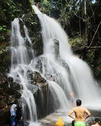 Air terjun di kawasan tadahan utamanya agak deras & sangat menyeronokkan apabila dihempas aliran air ke atas badan. Berkunjung Ke Air Terjun Di Kuantan Singingi Riau