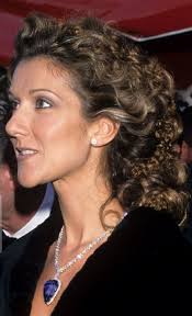 Céline Dion en Celine par Michael Kors aux Oscars 1998. Elle portait  également une réplique du collier (fictif) "Cœur de l'océan" du Titanic par  Asprey & Garrard. Le collier comportait un saphir