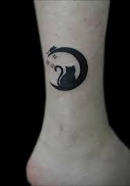 Gente creía que los gatos eran la encarnación de la diosa de la luna. Tatuaje Gatito En Luna Tatuajes Para Mujeres