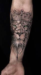 Lion Tattoo Meaning Lion Tattoo Ideen Fur Manner Und Frauen Mit Fotos Tattoos Tattoosformen Lion Forearm Tattoos Lion Tattoo Meaning Tattoos