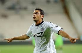 Beşiktaş'ın sözleşme uzatma teklifi yaptığı tecrübeli çalıştırıcı, burak yılmaz'la yaptığı görüşmelerde golcü futbolcuyu beşiktaş'ta oynaması için ikna etti. Besiktas Burak Yilmaz La Anlasti