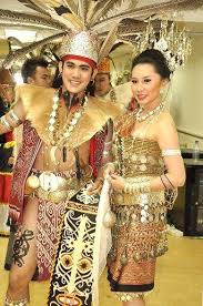 Wanita iban memakai kain sarung yang dipanggil bidang. Terbaik Baju Adat Dayak Iban Ideku Unik