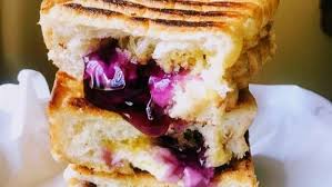 Roti bakar ini terletak di kedai roti bakar bandung ini buka dari jam 3 sore sampai jam 11 malam, tapi itu juga kalau masih. Roti Bakar Bandung A4 Kuliner Malam