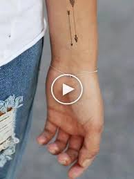 Bir de zümrüt'ün oluşturduğu tamamen küçük dövmelerden oluşmayan ama yine güzel dövmeler listesine bir göz atın. 150 Best Arrow Tattoos Meanings Ultimate Guide January 2019 Part 3 Dovmeli Kadin Kucuk Bilek Dovmeleri Sevimli Kucuk Dovmeler