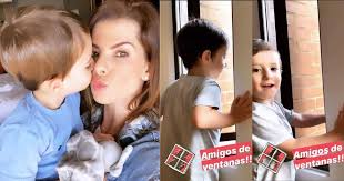 El tan anhelado hijo de la presentadora carolina cruz y el actor lincoln palomeque nació en la madrugada de ayer en bogotá. Valentina Hola Hijo De Carolina Cruz Juega Con Sus Amiguitos Por La Ventana Y El Video Conmueve Protagonista