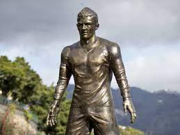 Madeira, portugal sculpts cristiano ronaldo statue, gets it up today. Bronze Statue Von Cristiano Ronaldo In Museum Verlegt