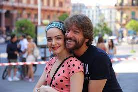 A napoli non piove mai ha una bella energia narrativa, una gioiosa esuberanza visiva e una pulizia formale che è pulizia di intenti. A Napoli Non Piove Mai Film Su Rai Movie Bit Culturali