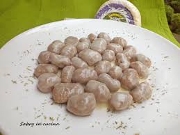 Si preparano in maniera davvero molto semplice, soltanto unendo farina e acqua in una ciotola.per il condimento inoltre vi proponiamo la morbida e setosa crema di latte chef, ideale per avvolgerli in un condimento gustoso ma delicato, che si sposa perfettamente con la natura del piatto. Gnocchi Di Castagne E Ricotta Con Barbuse Ricetta Autunnale