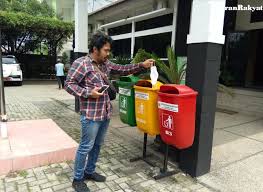 Buang sampah ke di dalam tong sampah mp3 & mp4. Dlhk Karawang Siapkan Tong Sampah Khusus Penampung Sampah Masker Pikiran Rakyat Com