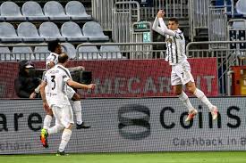 وبات رونالدو أول لاعب في التاريخ يتوج. Py2mu59f Zf Tm