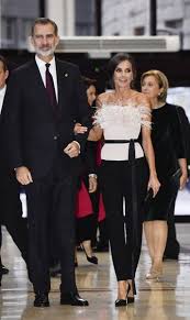 La Reine Letizia D Espagne Epoustouflante Dans Son Bustier A Plumes Chez Elle Dans Les Asturies Letizia Espagne Letizia Reine Letizia