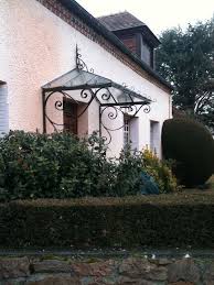 Protegez Vos Portes En Les Abritant Avec Une Marquise Harmonisee A Votre Maison Et Donnez Un Nouveau Relief A Votr Porche Entree Porte Entree Maison Ferronerie