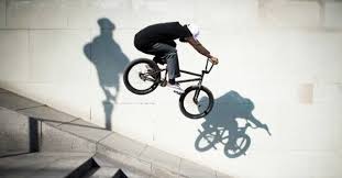 Championnat de france de bmx race à bordeaux du 7 au 9 juillet 2017. Courage Adams Le Sans Papiers Nigerian Devenu Genie Du Bmx Le Point