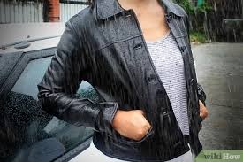 Umumnya, orang menghitamkan jaket kulit dengan semir. 3 Cara Untuk Melenturkan Jaket Kulit Wikihow