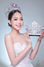 Vương miện của Hoa hậu Thanh Thủy gặp sự cố