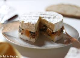 Le Fromage Surprise De Noel Camembert Farci Aux Abricots Pruneaux Et Noix Recette Camembert Recette Camenbert Recettes De Cuisine