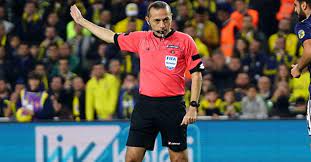 Babası serdar çakır da başarılı bir hakemdi. Cuneyt Cakir Kimdir