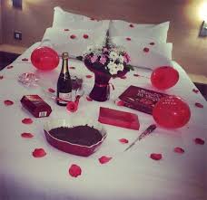 20 Ideas Para Decorar La Cama Con Petalos De Rosas Mil Ideas De Decoracion Petalos De Rosa Decoraciones De Amor Regalo Sorpresa Para Boda