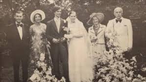 While brigitte macron, 64, and emmanuel macron, 39, have a large age difference, their love story has the makings of an unconventional yet perfect political fairy tale. Brigitte Macron Le Seul Cliche De Son Mariage Avec Son Premier Mari Refait Surface