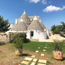 Diese Lage Diese Hauschen Dieser Style Im Suden Von Italien Liegen Die Sussen Rundhauser Mit Pool Wir Waren Da Apulien Ferienhaus Italien Apulien Urlaub