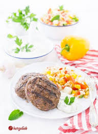 Bifteki Vom Grill Mit Kritharaki Salat Rezept Fur Einen Griechischen Abend Rezept Bifteki Kritharaki Salat Rezepte