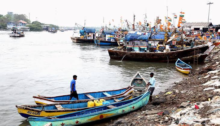 During Monsoon Fishing Ban, India's Small-scale Fishers Flounder at the Deep End – The Wire Science