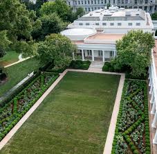 First lady melania trump's finished restoration of the white house rose garden was unveiled on aug. Twitter Has Opinions About Melania Trump S New Rose Garden Design