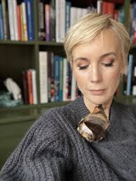 Jenny Strömstedt trivs osminkad i trädgården: ”Med rätt hjälp kan alla se  ut som en filmstjärna”