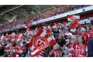Während düsseldorf seit 1997 aus der bundesliga abgestiegen war, veröffentlichte die band die toten hosen, die zu großen teilen aus fans von fortuna düsseldorf besteht, im jahr 1999 in ihrem album unsterblich das lied bayern, in dessen text der fc bayern münchen verhöhnt wird. Fortuna Dusseldorf Stadion Merkur Spiel Arena Transfermarkt