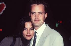 Мэттью перрихотя и без этого в сети появилось множество кадров со съемочной площадки. Kortni Koks I Mettyu Perri Opublikovali Novoe Sovmestnoe Foto