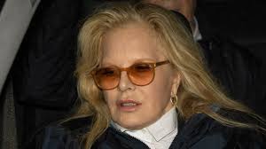 Les révélations de Sylvie Vartan sur la rivalité entre Johnny Hallyday et  Claude François : "Johnny ne l'aurait pas laissé faire"