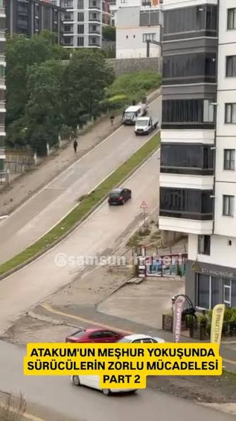 Atakum'un meşhur yokuşunda yağmur sonrası sürücüler çıkmakta zorlanıyor.  İnatla çıkmaya çalışan birçok sürücü yarı yolda geri gelmek zorunda kalıyor.