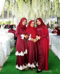 Kombinasi antara brokat dan batik paling sering dilakukan untuk membuat dress. Inspirasi Kombinasi Warna Merah Maroon Untuk Style Kondangan Hijab