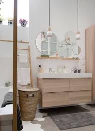 De Jolies Suspensions Dans La Salle De Bain Pour Un Eclairage Doux Et Chaleureux Idee Salle De Bain Deco Salle De Bain Deco Salle De Bain Scandinave