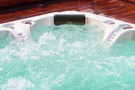 While tubs of this type come in various sizes, the standard length is 5 feet, and the standard width is either 30 or 32 inches. How Much Water Will An Average Bathtub Hold
