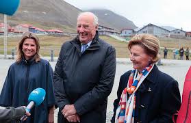 Januar 1991, besteg han tronen som kong harald v. Her Kommer Dronning Sonja Og Kronprins Haakon For A Besoke Kong Harald Pa Sykehuset
